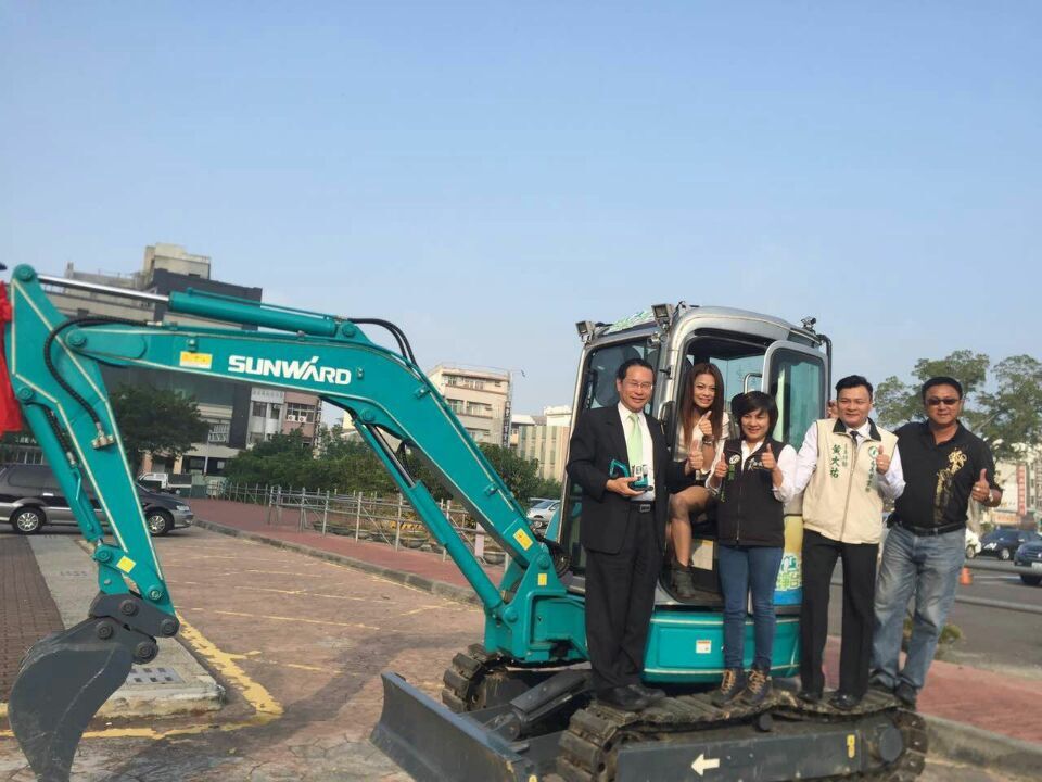 嘉義市长大赞bti体育智能挖掘机环台义举