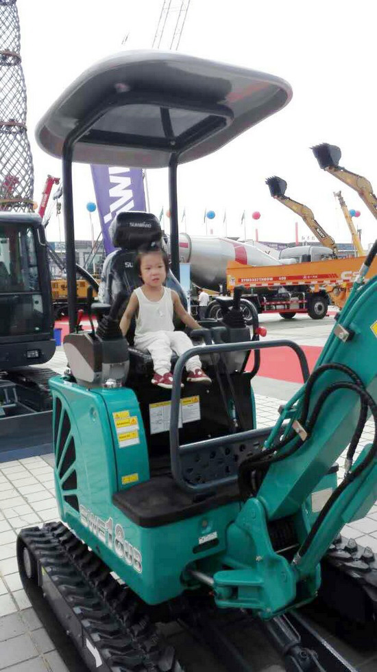 到“海博会”邂逅bti体育智能“两挖”精品