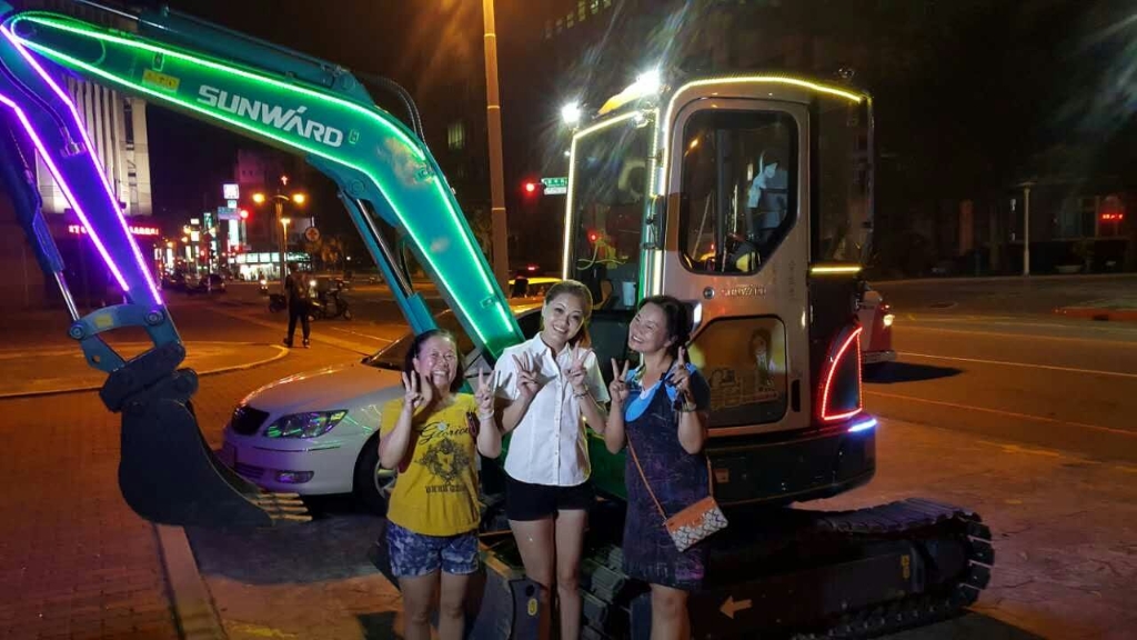 嘉義市长大赞bti体育智能挖掘机环台义举