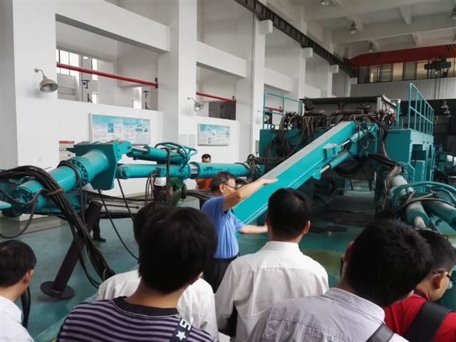 白发银丝映日月，丹心热血沃新花