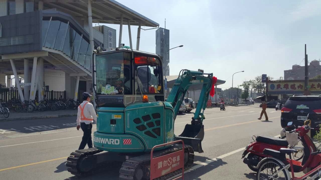 嘉義市长大赞bti体育智能挖掘机环台义举