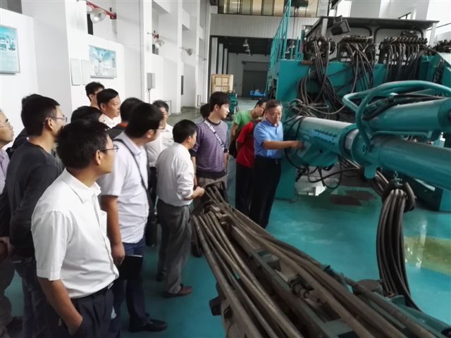 白发银丝映日月，丹心热血沃新花