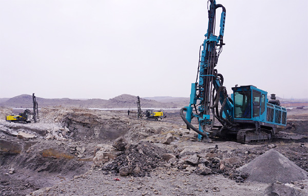 再战国际当先品牌，bti体育智能露天液压钻车一举成名