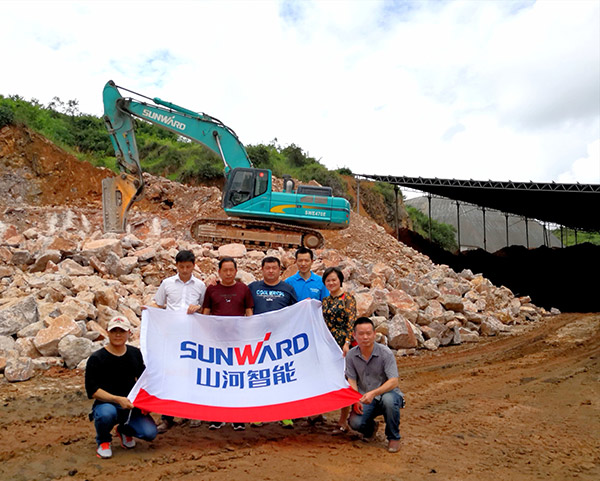 看石场风浪若何演绎？bti体育智能矿山战神SWE470E大型挖掘机一锤定音！