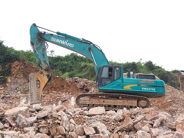 看石场风浪若何演绎？bti体育智能矿山战神SWE470E大型挖掘机一锤定音！