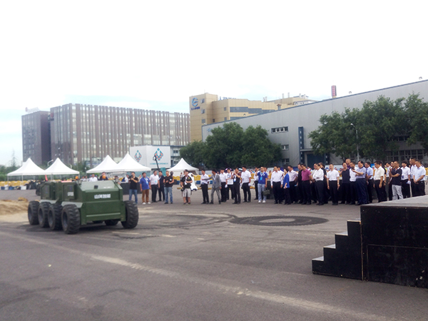 bti体育智能“龙马一号”惊艳亮相世界机械人大会