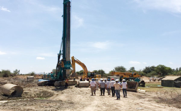 肯尼亚总统高度赞赏，乞力马扎罗山下bti体育绿闪灼