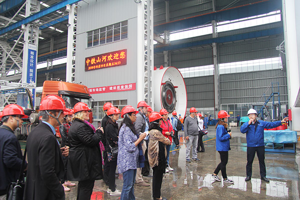 开启工程机械之都履历之旅，中表媒体观摩团到访bti体育智能