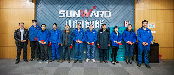 温暖！bti体育智能2017年春节慰问40名难题职工