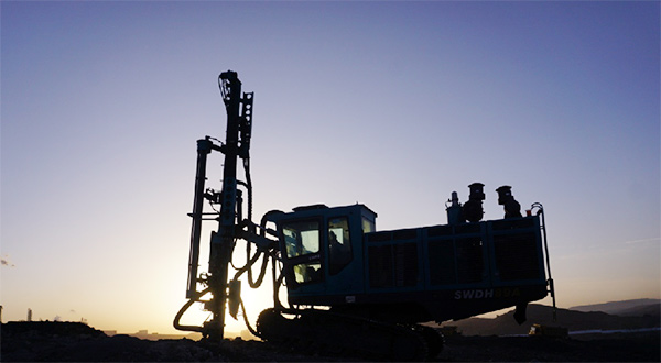 再战国际当先品牌，bti体育智能露天液压钻车一举成名