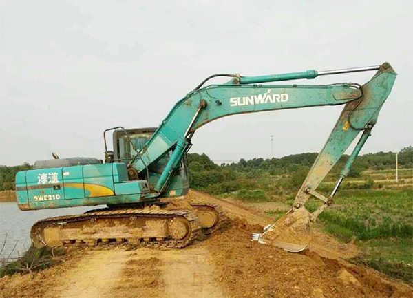 抗洪英雄显技巧，bti体育智能系列挖掘机奔赴抗洪一线