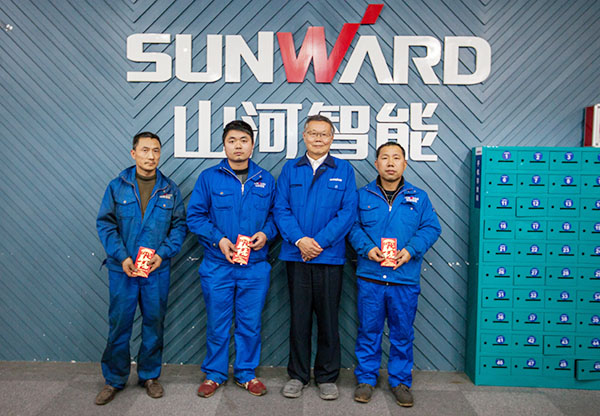 温暖！bti体育智能2017年春节慰问40名难题职工