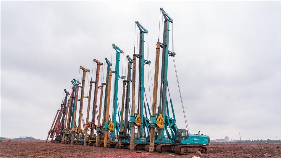 bti体育旋挖开挖全球首条8.6代OLED面板出产线主厂房第一桩