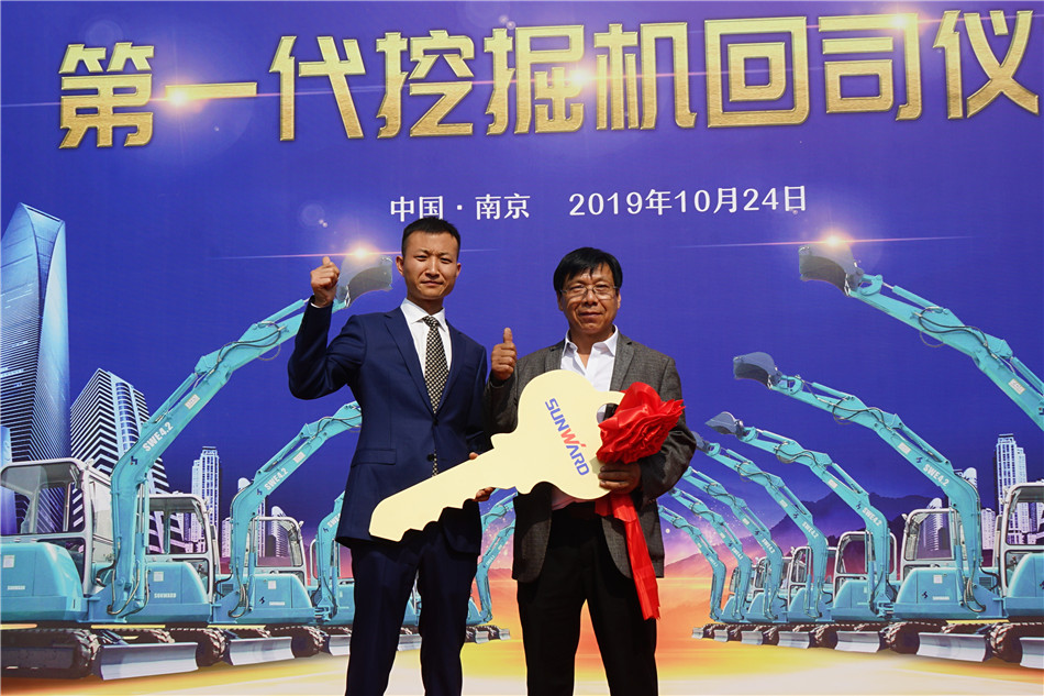 服役15年，超过20000幼时！元老级挖机接“回家”！