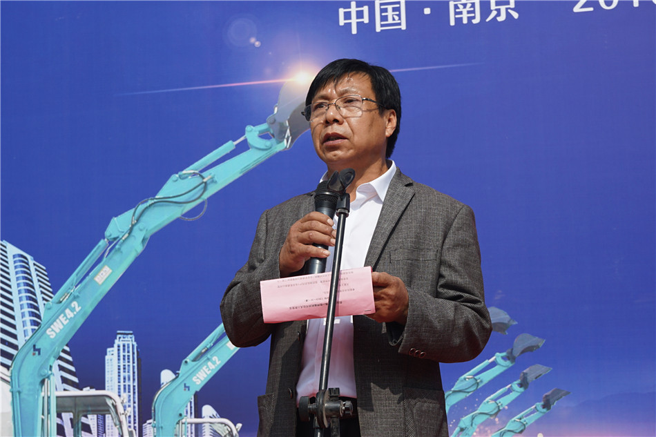 服役15年，超过20000幼时！元老级挖机接“回家”！