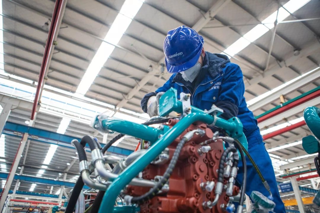 沈裕谋元宵节慰问bti体育智能一线员工