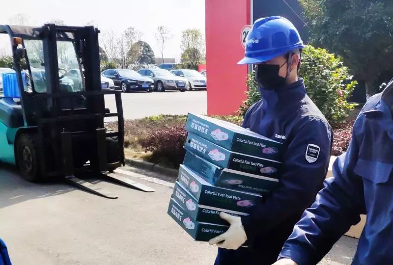 用餐安全有新招，bti体育智能4000个保温饭盒送员工