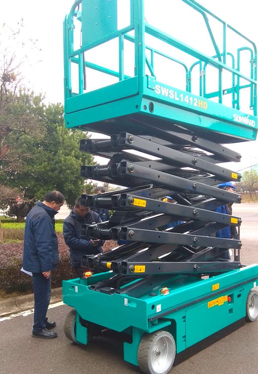 bti体育智能电动剪叉式高空作业平台新品首发赴美参展