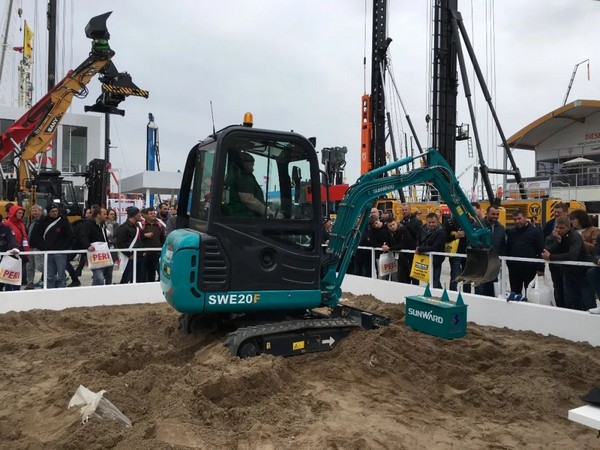 “三个率先」毓示bti体育挖掘机欧洲发展过程