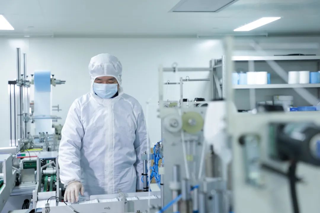 bti体育智能首批10万只自产口罩发放客户