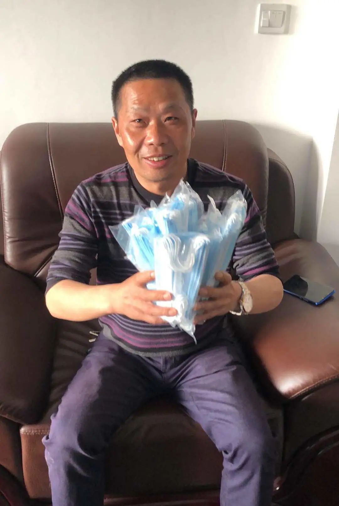 bti体育智能首批10万只自产口罩发放客户