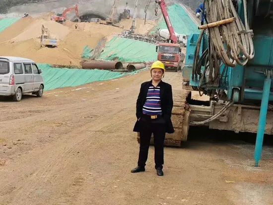 从事基础施工32年的老内行为bti体育智能旋挖钻机代言