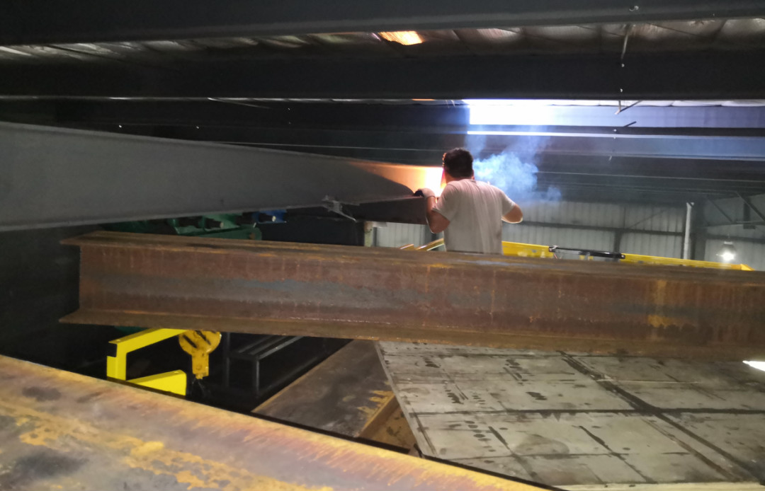 英武！大气！不变！bti体育智能越野剪叉式高空作业平台解客户难题