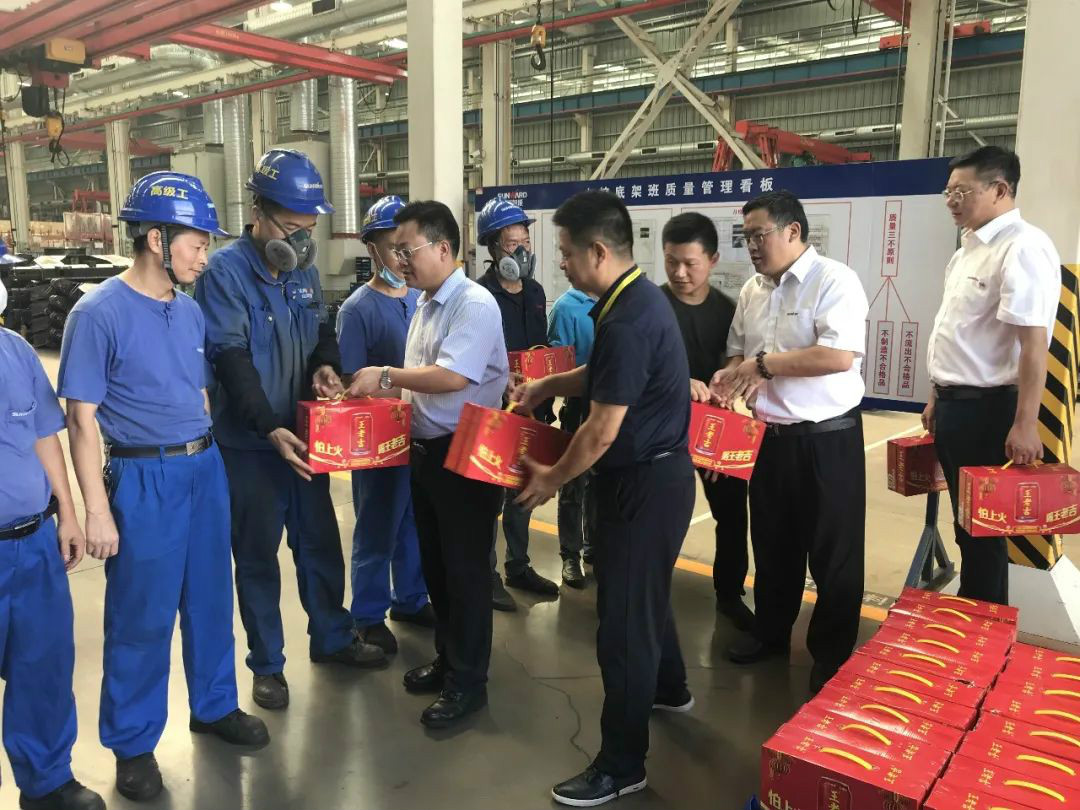 夏季炎炎送清冷，区总关切暖人心