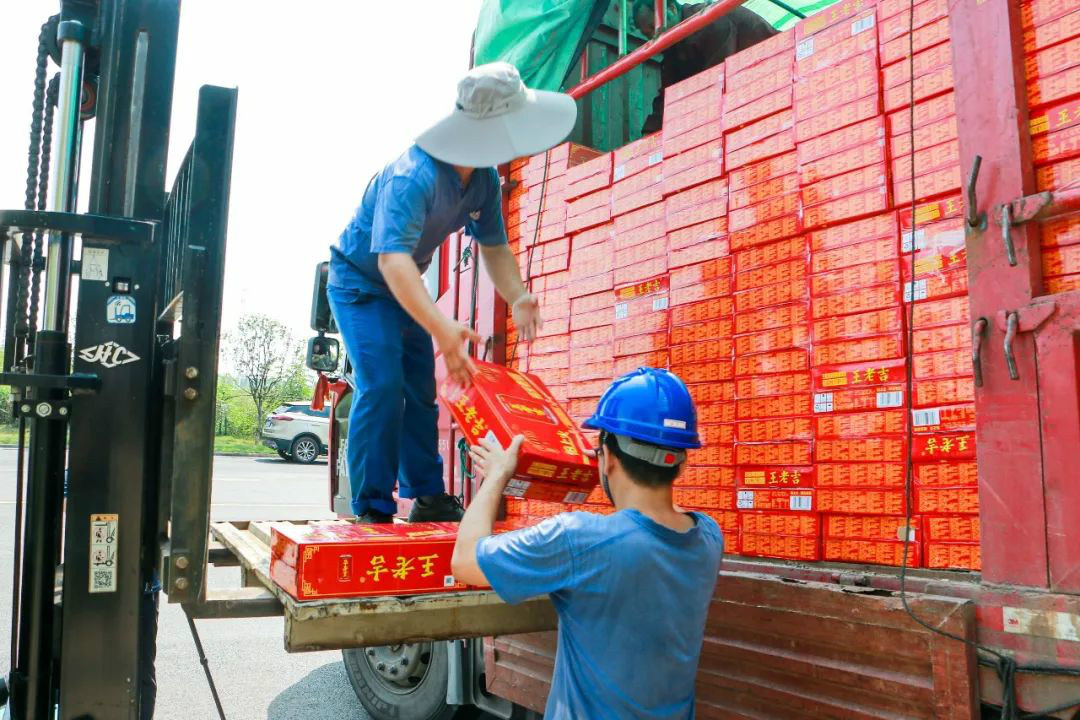 情系职工送清冷，殷切关切鼓劲头——bti体育智能发展夏季送清冷活动