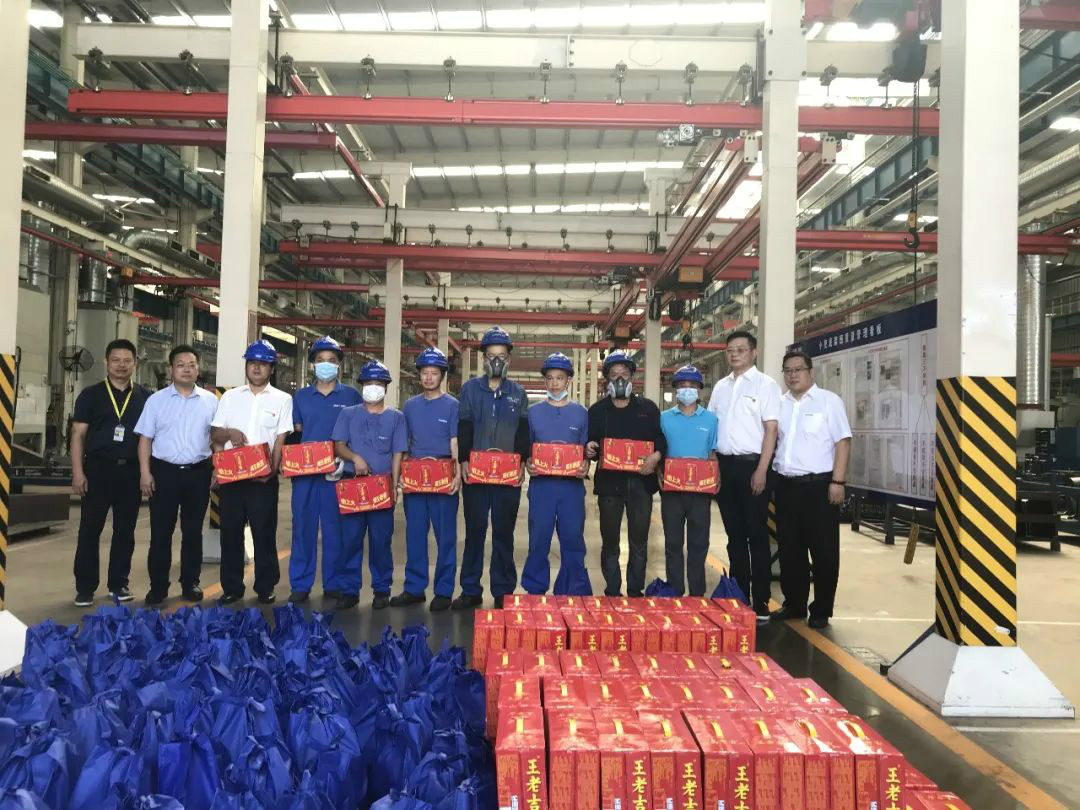 夏季炎炎送清冷，区总关切暖人心