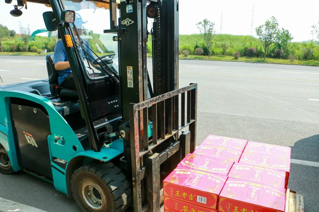 情系职工送清冷，殷切关切鼓劲头——bti体育智能发展夏季送清冷活动