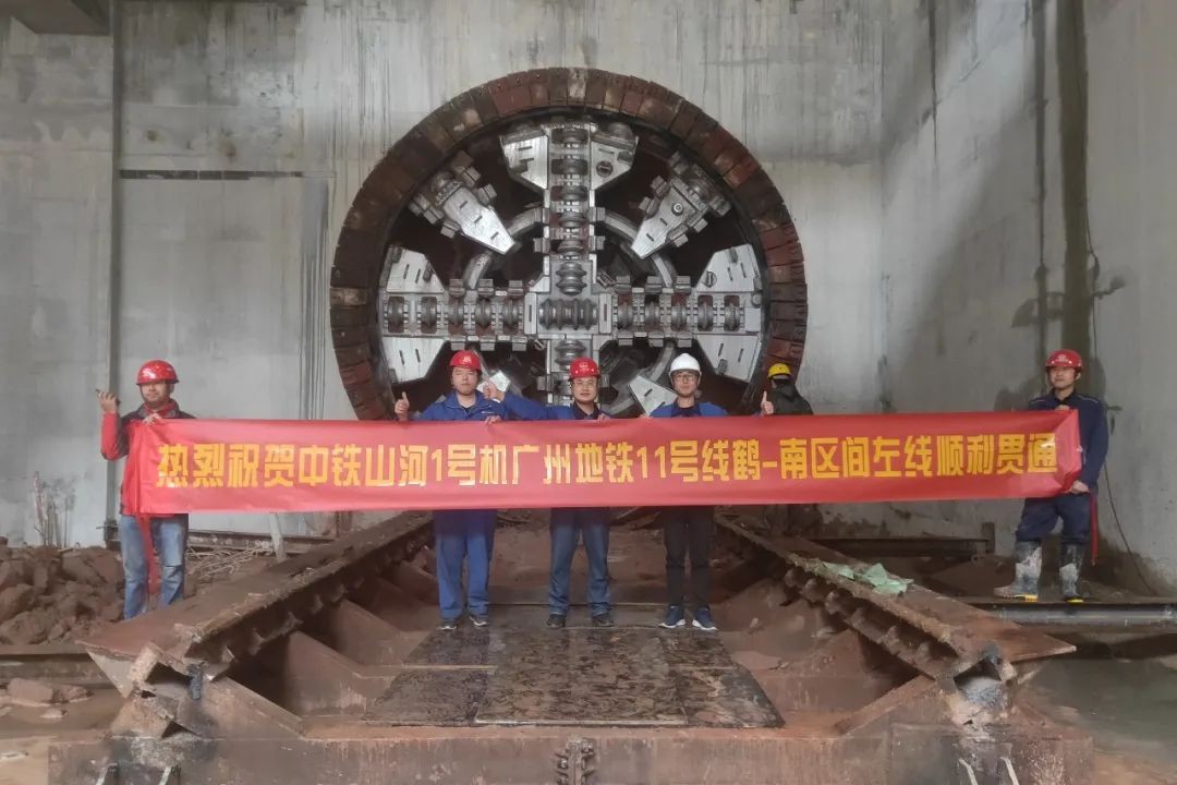 中铁bti体育盾构机贯通广州地铁11号线工作区间