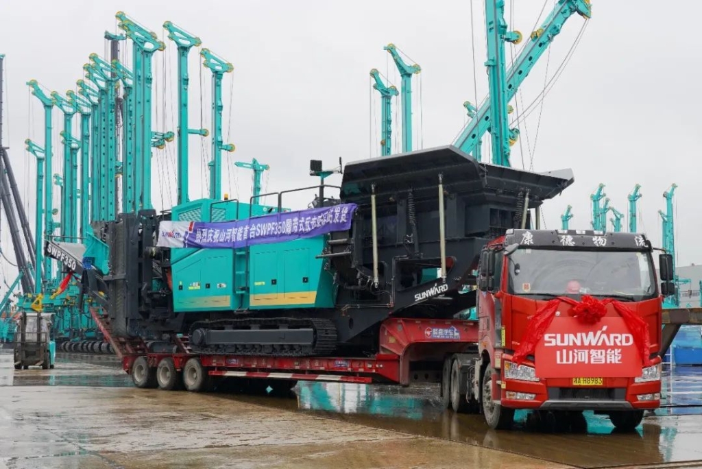 bti体育智能首台履带式回击破碎站发货