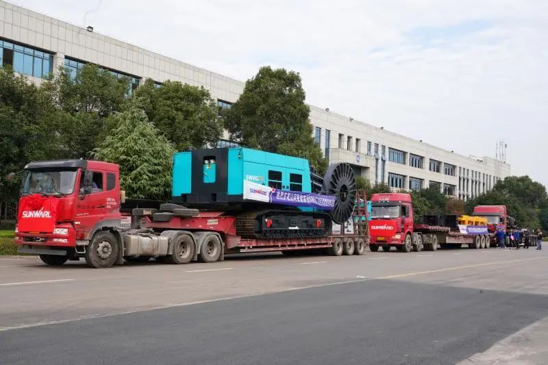 bti体育智能首台SWHG70陆续墙液压抓斗顺利交机