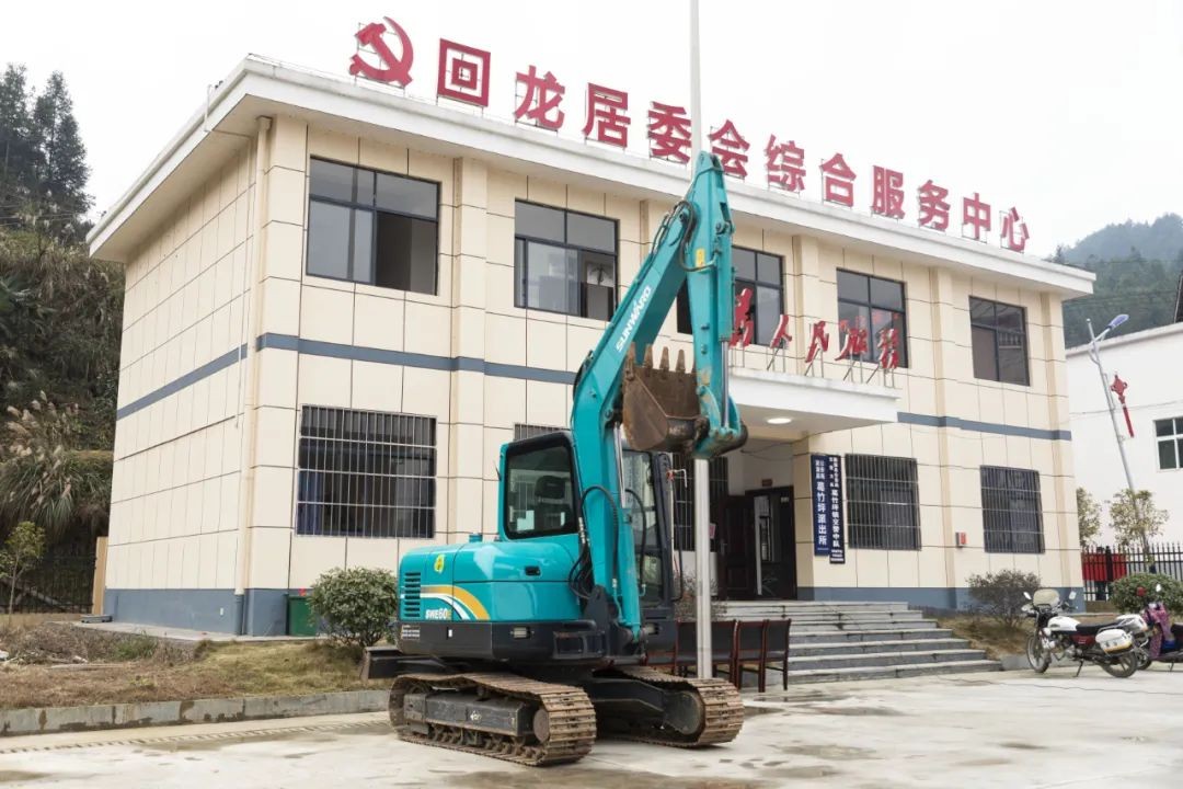 校企合作精准扶贫，产教融合振兴村落 | bti体育智能向合作院校对口扶贫点捐赠挖掘机