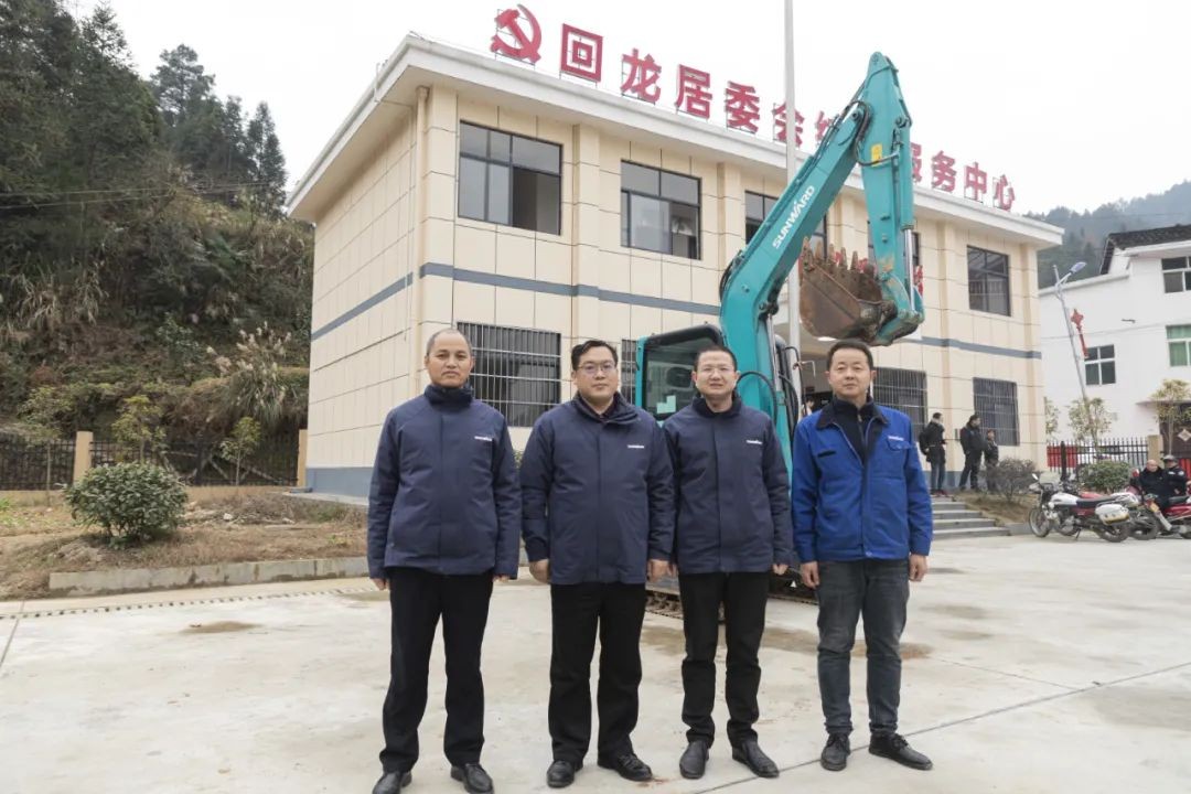 校企合作精准扶贫，产教融合振兴村落 | bti体育智能向合作院校对口扶贫点捐赠挖掘机