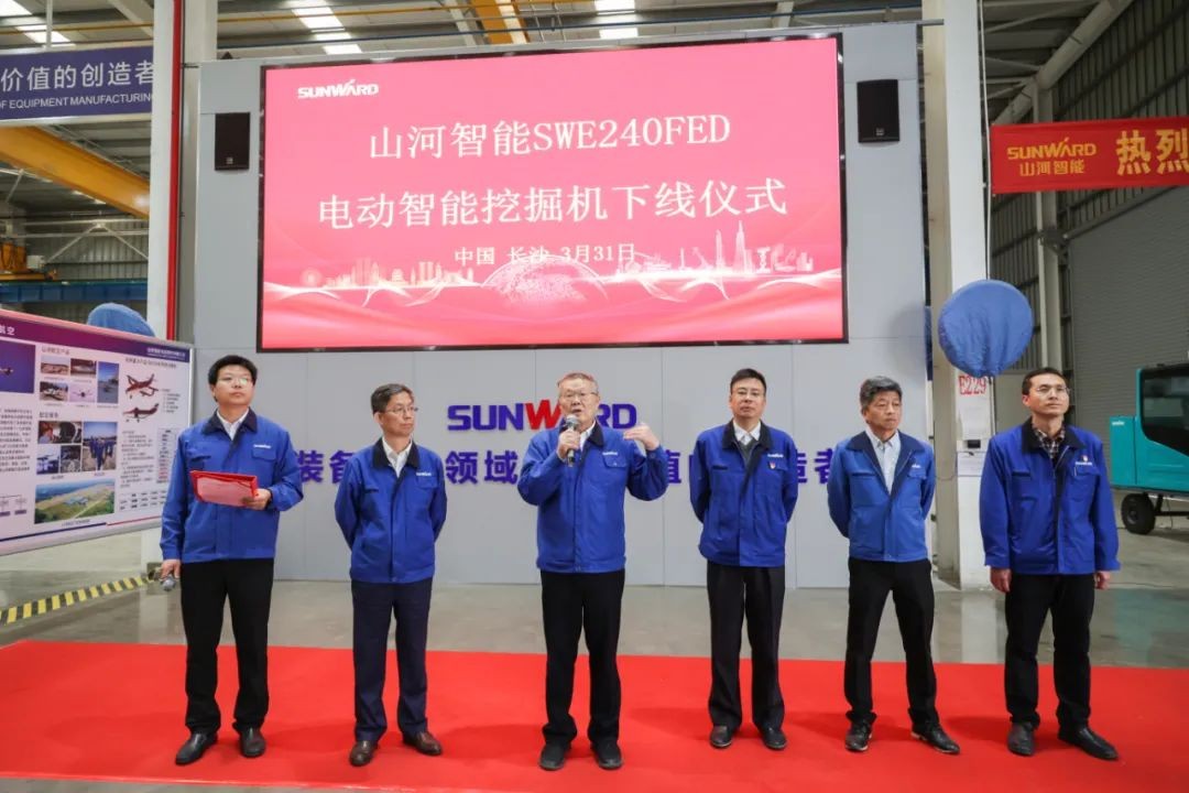 全国首台！bti体育智能SWE240FED电动智能挖掘机下线