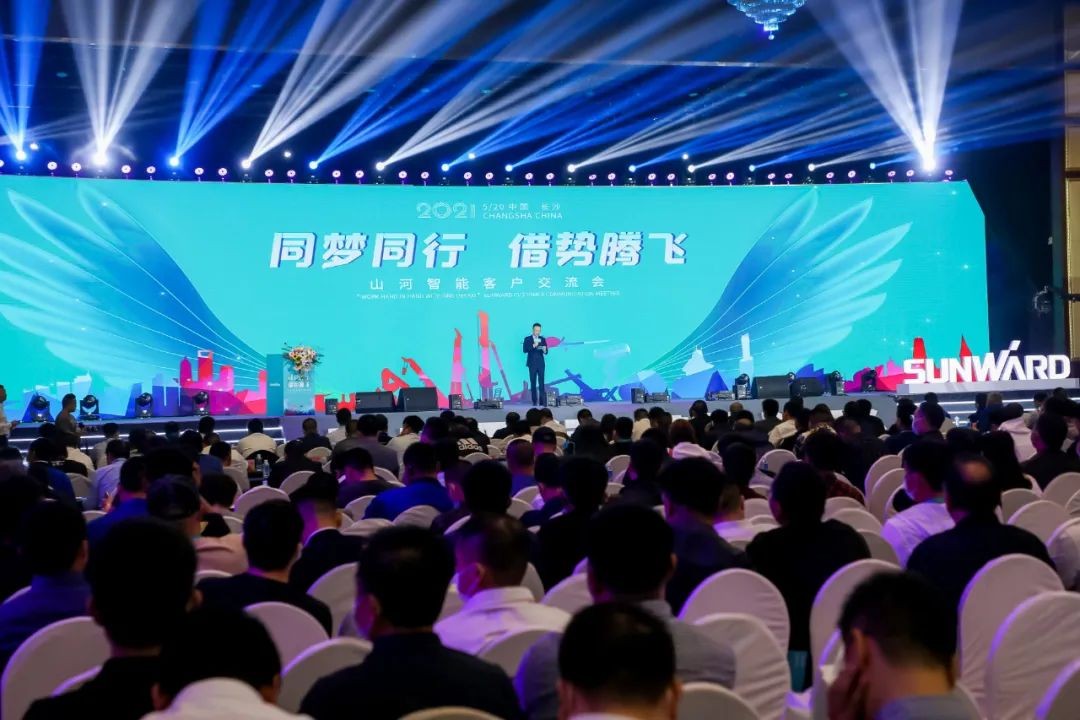 “爆品”出击！bti体育智能客户互换会签约超8亿元