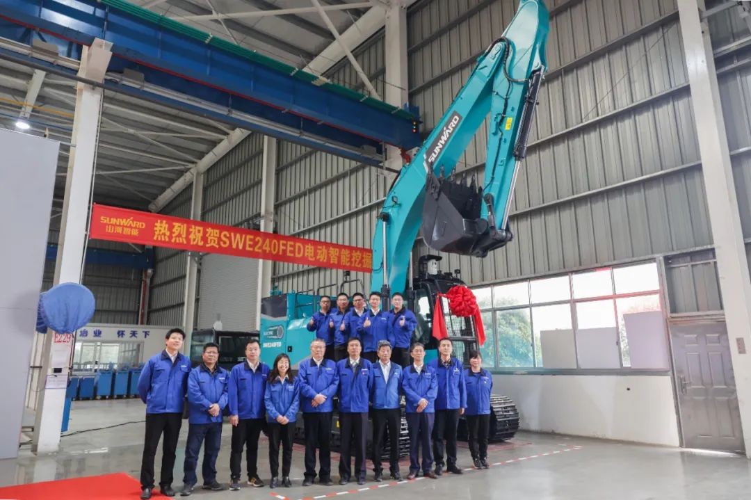 全国首台！bti体育智能SWE240FED电动智能挖掘机下线