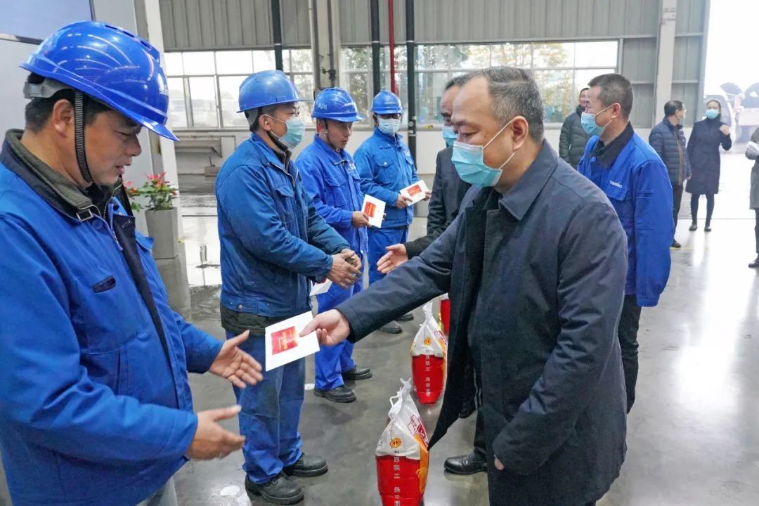 张庆红慰问bti体育智能难题党员