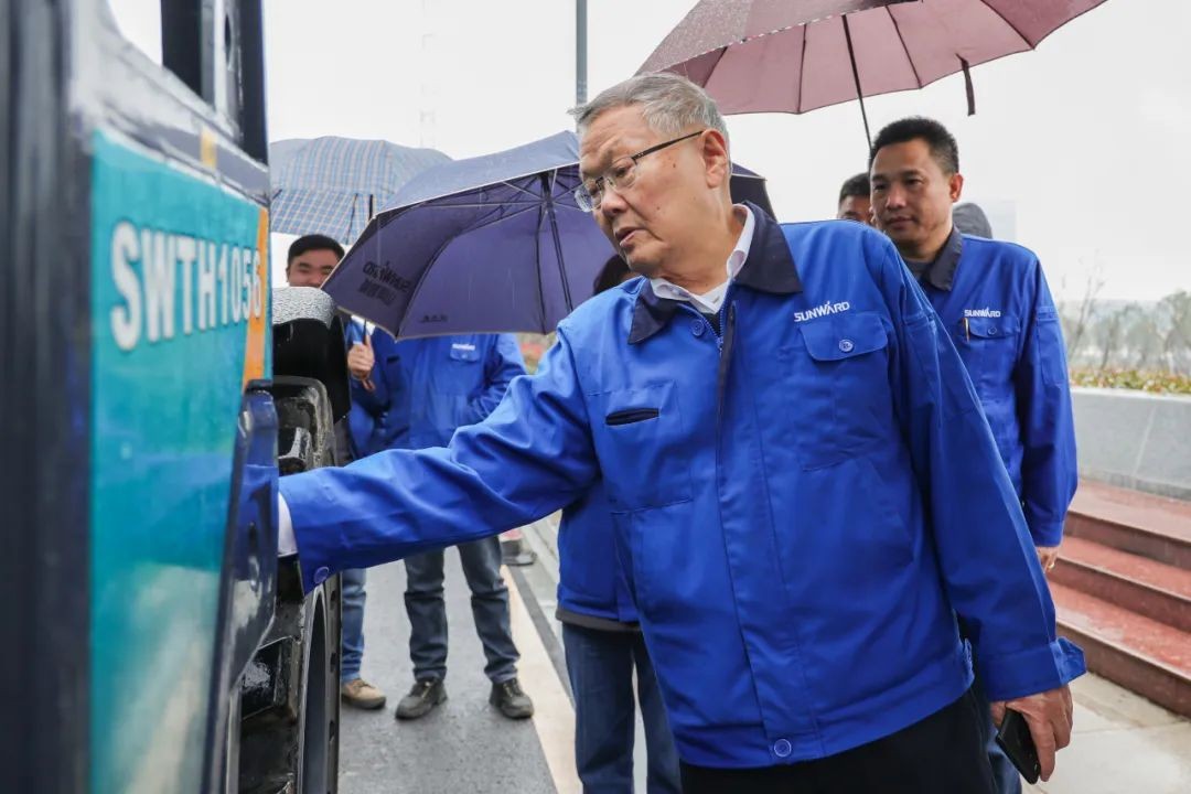 bti体育智能SWTH1056伸缩臂叉装车新机下线