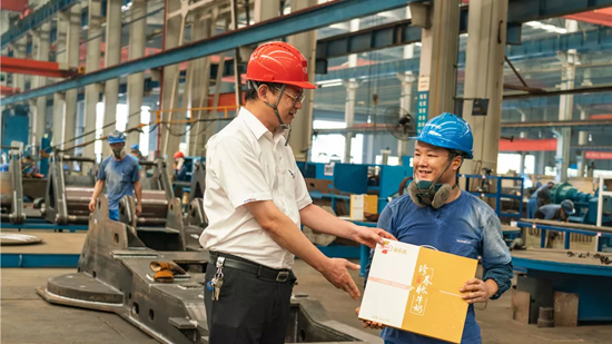 万力集团“送清冷”活动，慰问一线员工