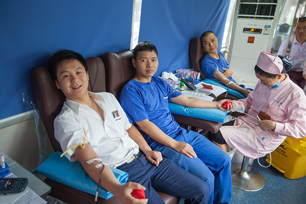 bti体育智能百余员工 冒雨争相献血