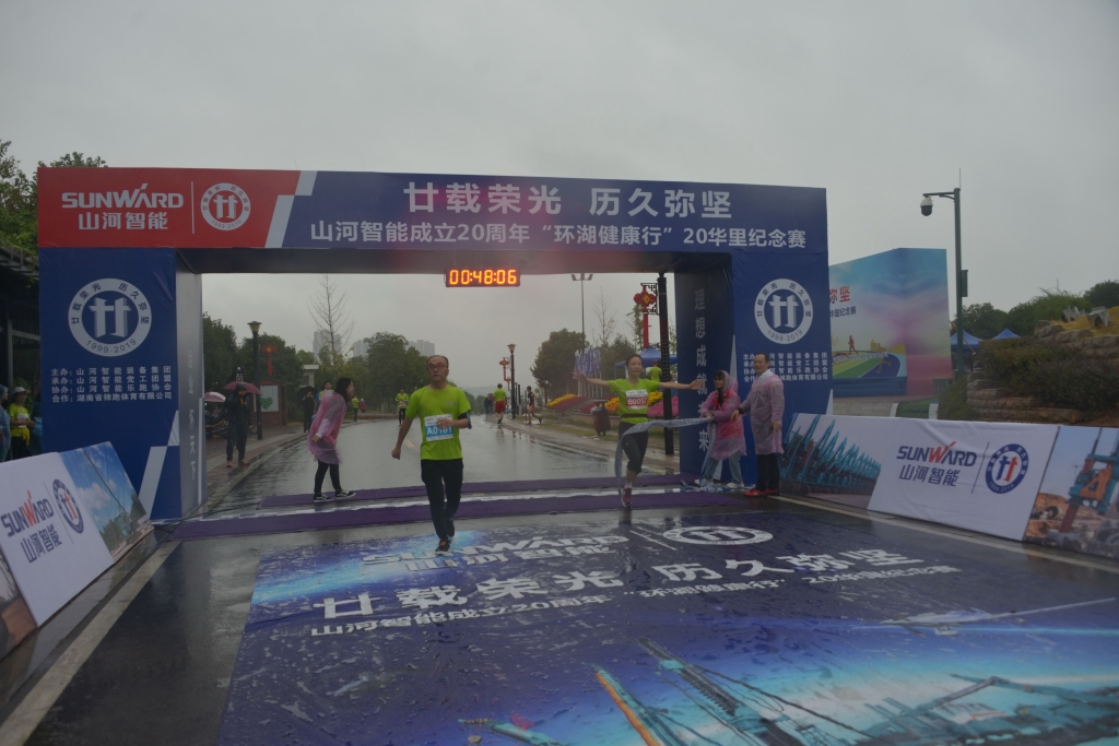 笑对风雨 奋勇奔杏转—bti体育智能20周年环湖跑跑出精气神