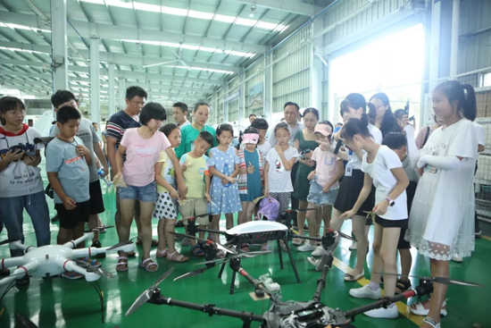 【眷属盛开日】“大手牵幼手”走进最好的科技创新讲堂