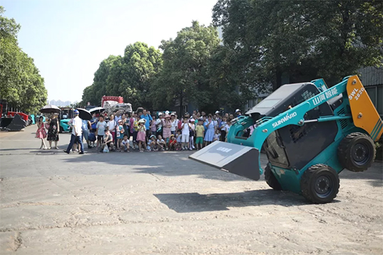 【眷属盛开日】“大手牵幼手”走进最好的科技创新讲堂