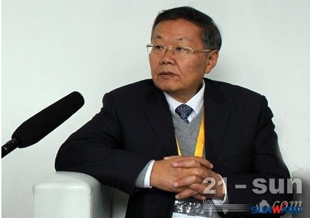 bti体育智能何清华：潜心追求“bti体育之路”