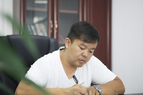 六年六台挖机 邓老板是个“bti体育迷”