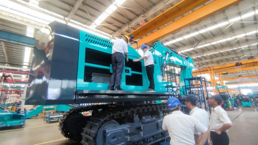 够炫！够酷！bti体育智能超大型挖掘机SWE750F下线