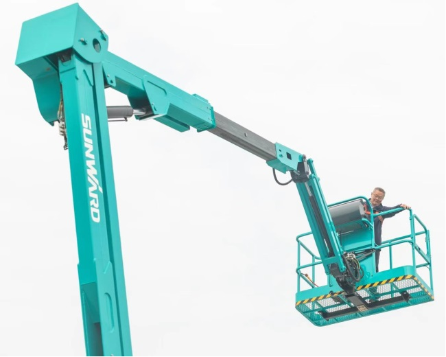 匠心打造！bti体育智能曲臂式高空作业平台正式投放市场